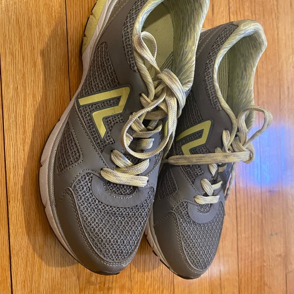 Vionic sneakers 7.5 - Picture 3 of 5